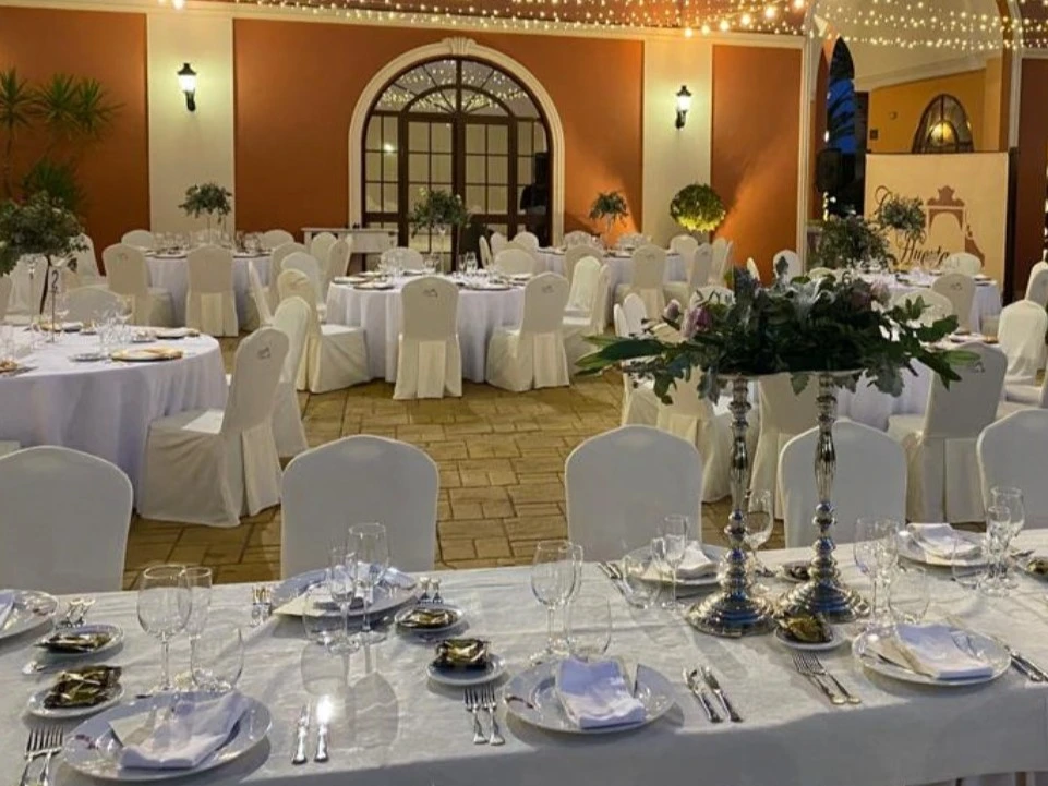 Banquete-elegante-en-un-salón-lujoso
